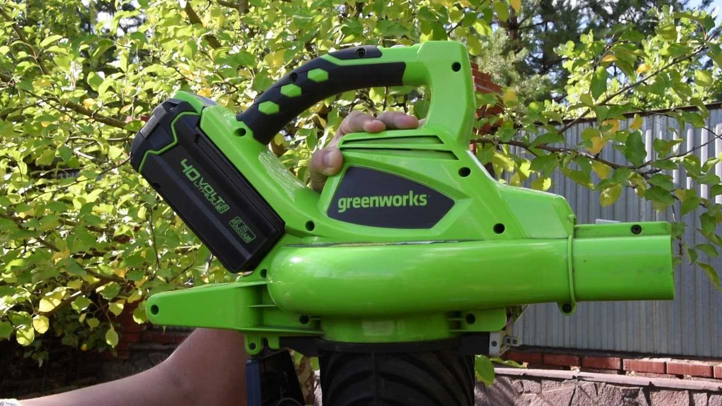 установка трубы для мульчирования аккумуляторного садового пылесоса Greenworks