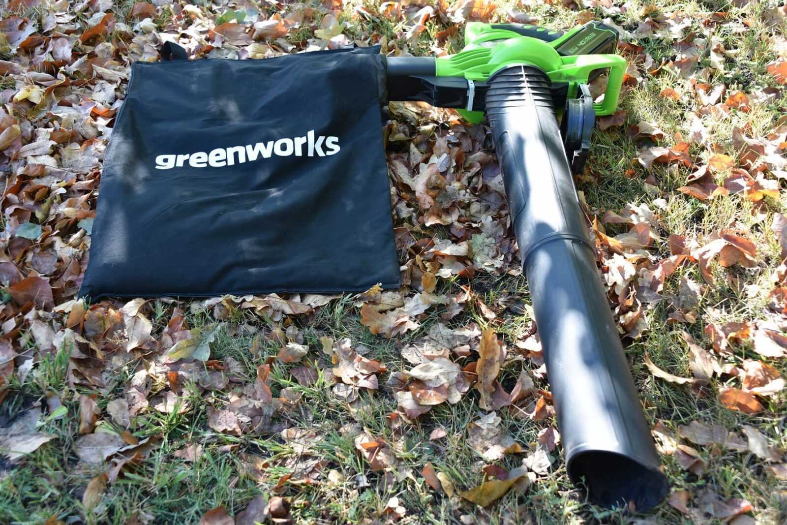 уборка влажной листвы аккумуляторным пылесосом Greenworks GD40BK4