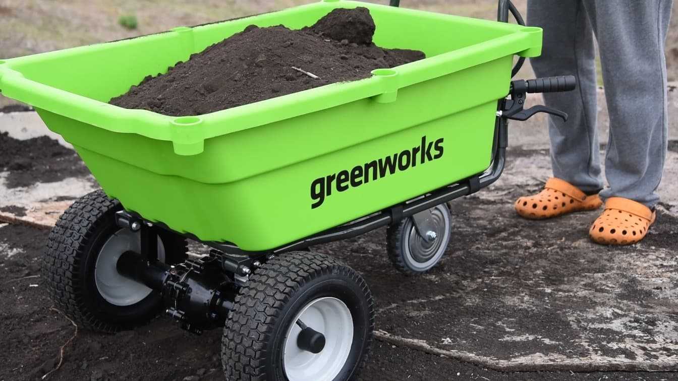 перевозка земли на садовой самоходной тележке Greenworks G40GC