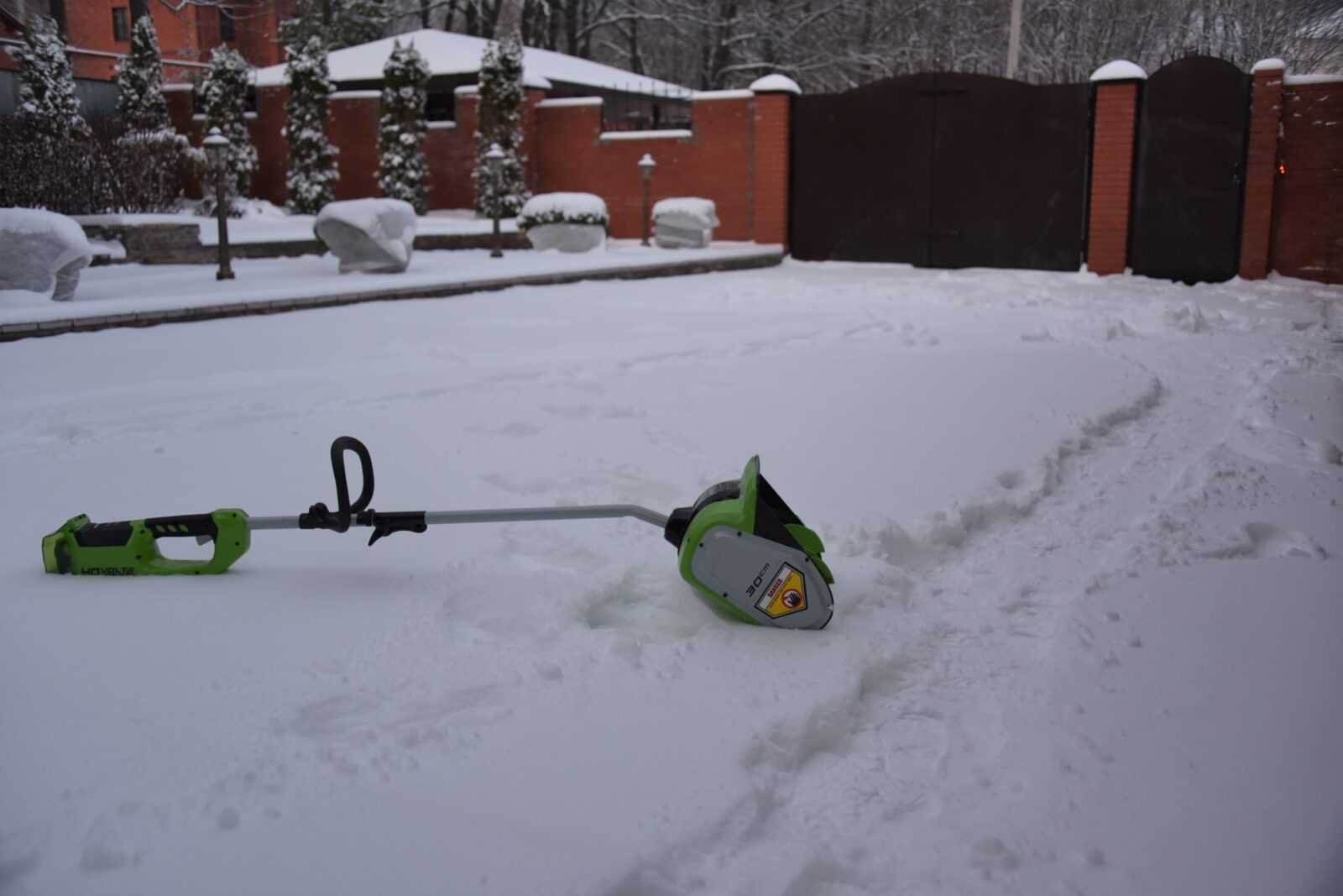 тест аккумуляторной лопаты для снега Greenworks G40SS30K2 во дворе