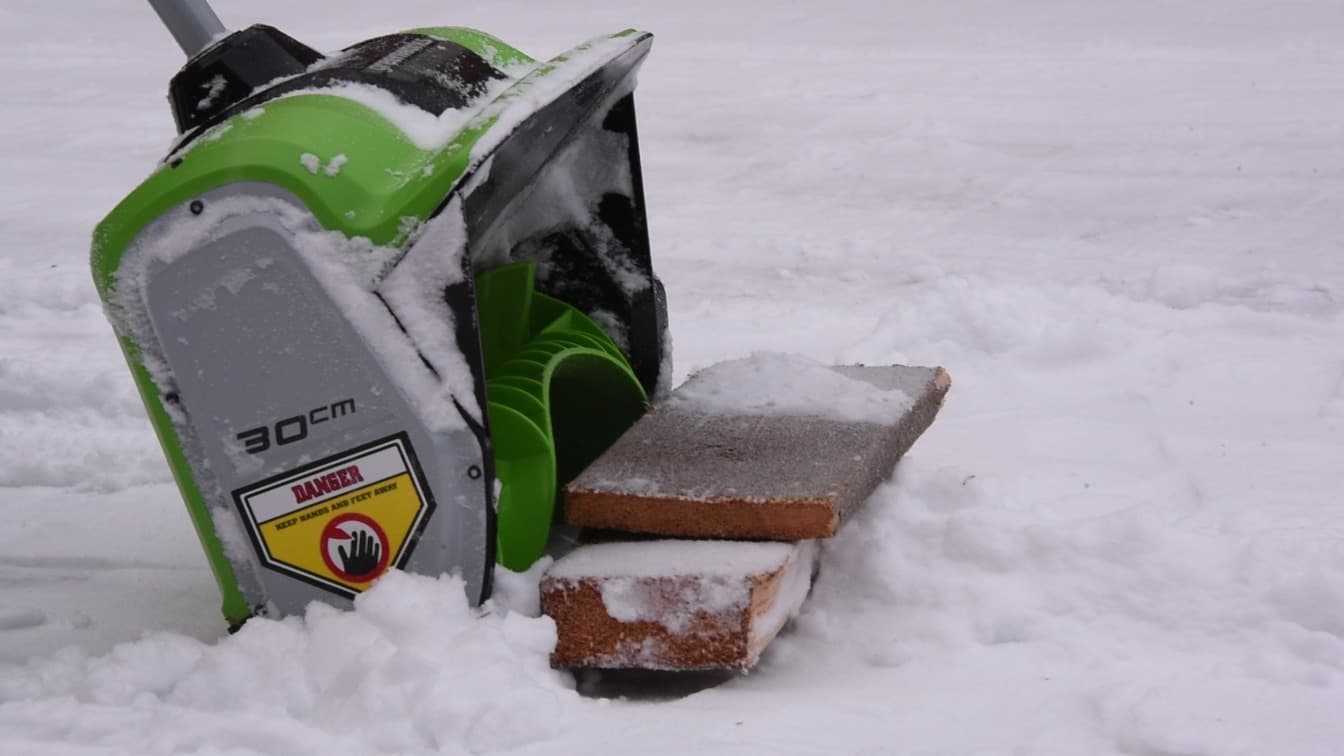блокировка шнека аккумуляторной лопаты для снега Greenworks G40SS30K2