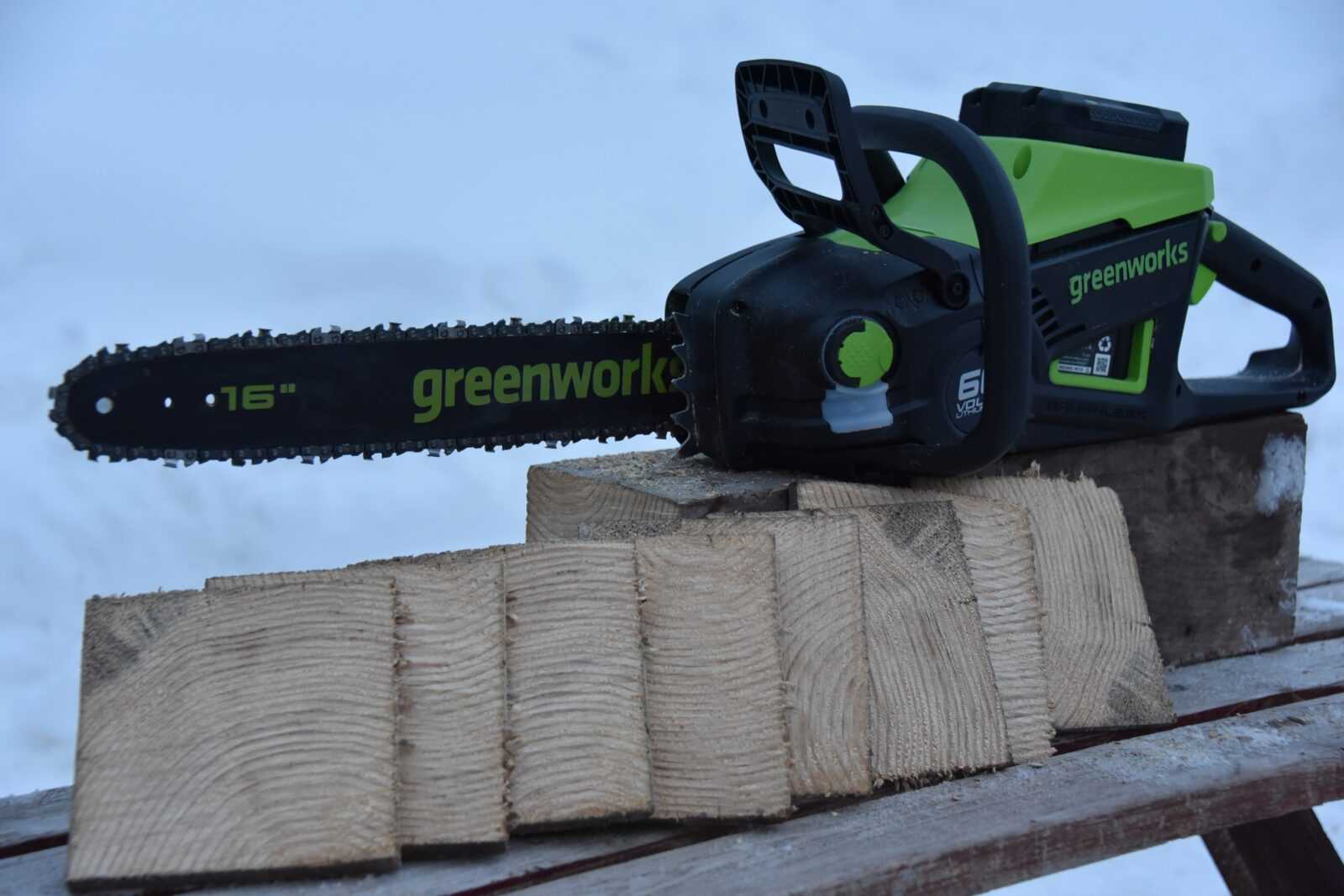 8 распилов деревянного бруска аккумуляторной цепной пилой Greenworks GD60CS40