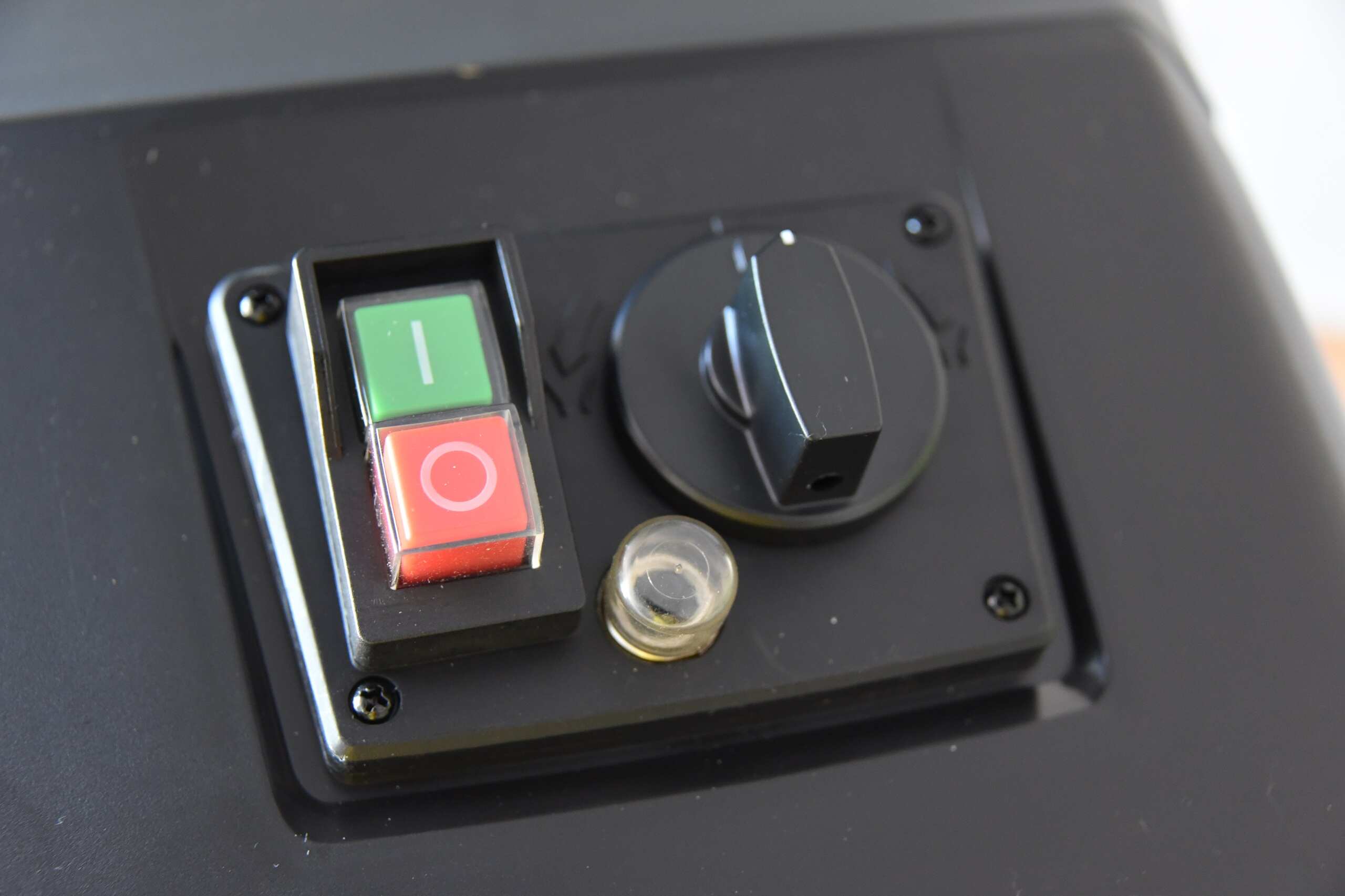 кнопки управления электрическим измельчителем веток