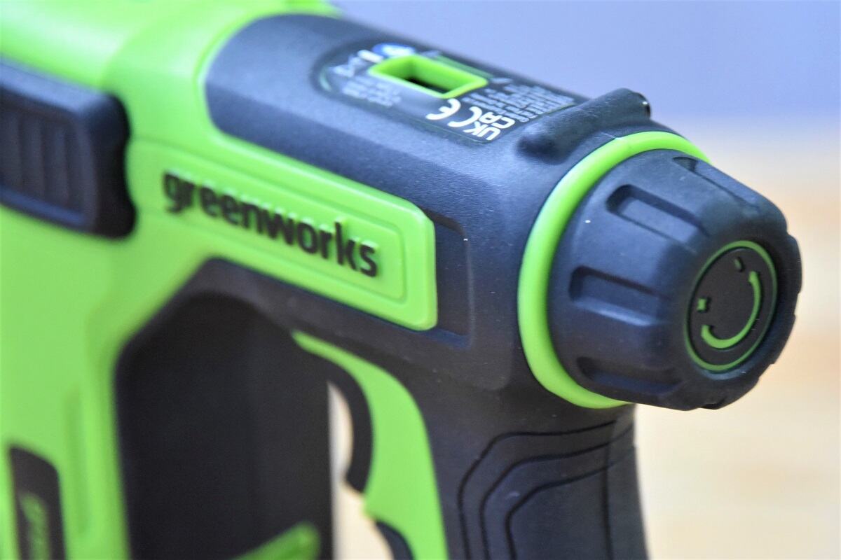 регулировка силы удара у аккумуляторного степлера Greenworks G24CS10