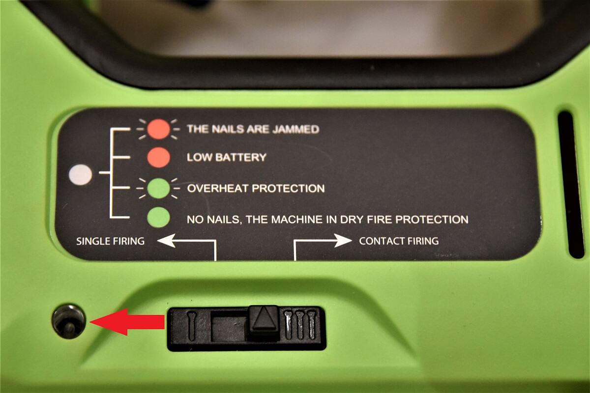 светодиодный индикатор на корпусе аккумуляторного гвоздезабивателя Greenworks