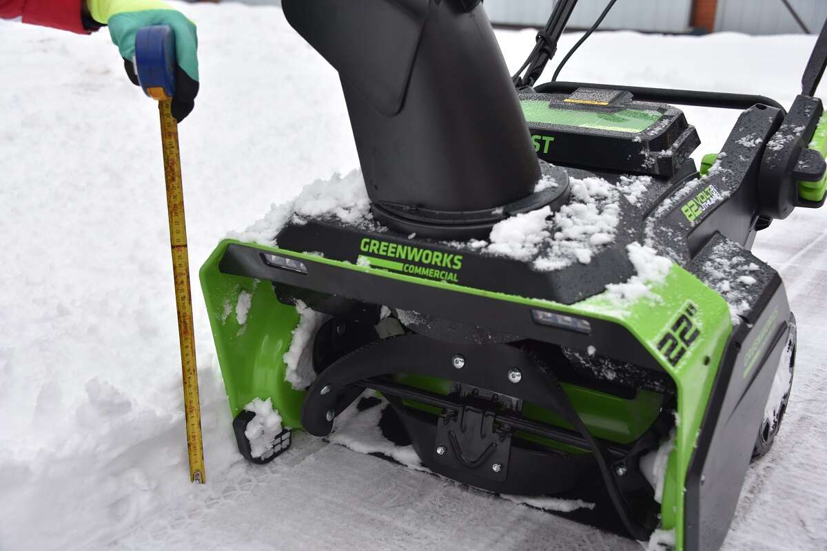 снегоуборщик Greenworks справился с высотой снежного покрова в 15 см