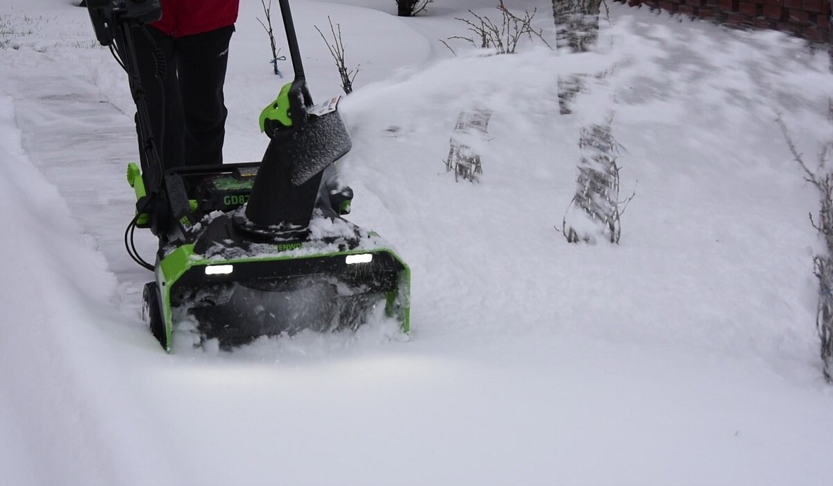 снегоуборщик Greenworks расчистил садовую дорожку от снега