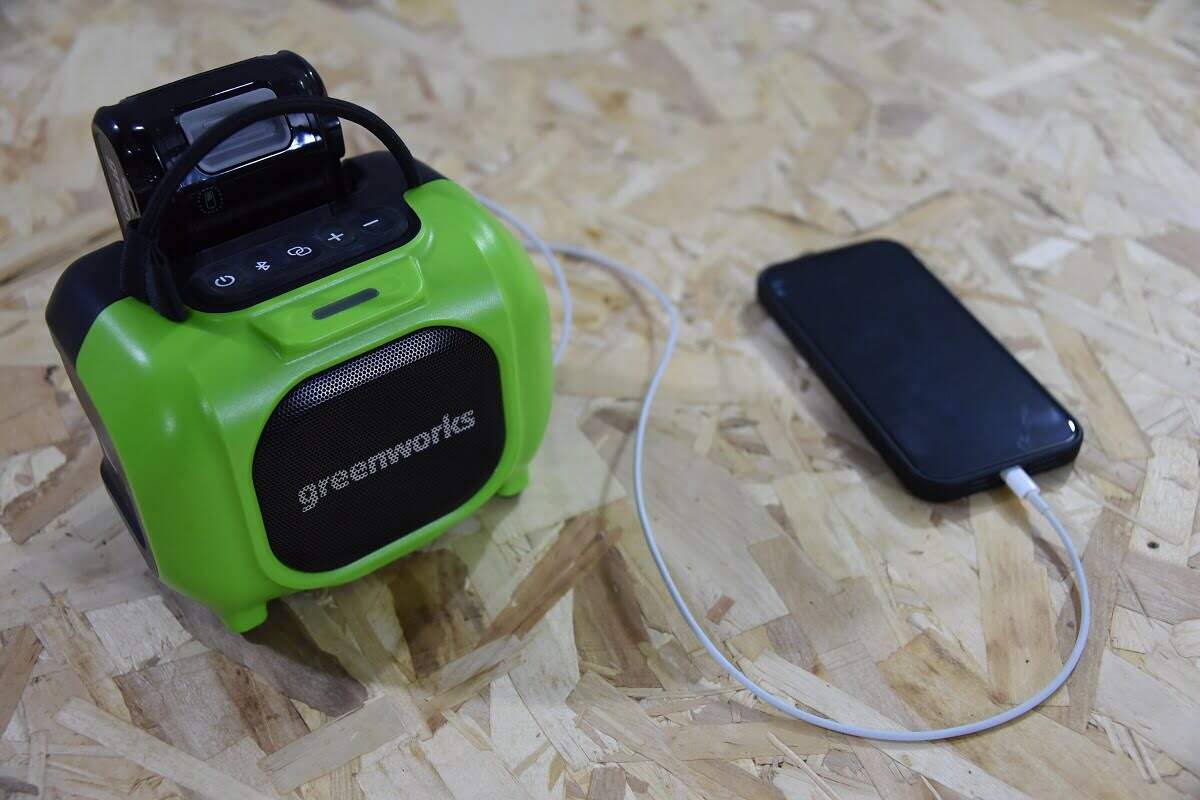 аккумуляторная акустическая система Greenworks имеет порт USB-C